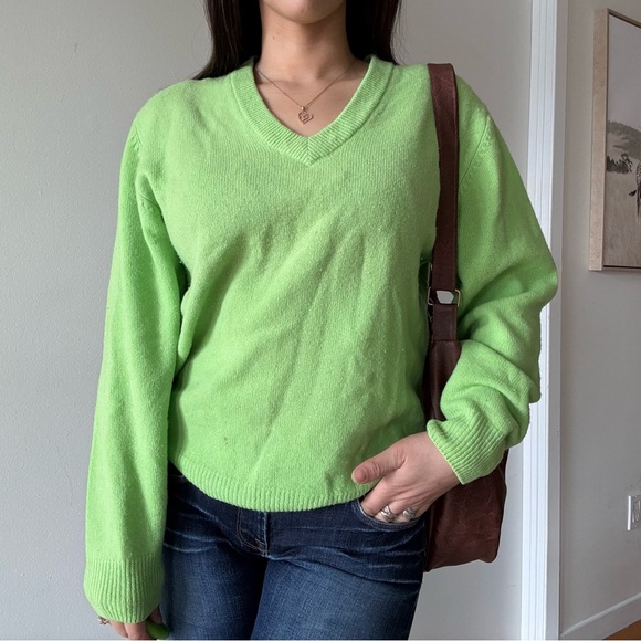 90s Vintage Green Wool V-Neck Cozy Sweater - Picture 2 of 7